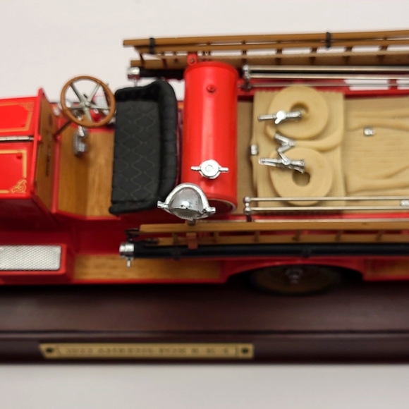 1990 Franklin Mint 1922 Ahrens-Fox R-K-4 model fire engine, wood display stand - Picture 4 of 16